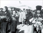 1923 - İzmir Karşıyaka İstasyonu'nda annesinin mezarı için çiçek taşıyan öğrencilerle