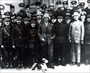 1925 – Şapka ve kıyafet devrimi konuşmalarını yaptığı, şapkayla dolaştığı Kastamonu gezisinde Kışla’da subaylarla. Şapkalı kişiler, milletvekilleri Fuat Bulca ve Nuri Conker’dir