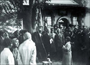 1928 – Kayseri Cumhuriyet Halk Fırkası (Partisi) binası önünde kara tahta başında Başbakan İnönü’yle yeni Türk harflerini tanıtırken
