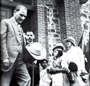 1929 – TBMM Başkanı Kâzım Özalp’la birlikte Pendik İstasyonu’nda karşılanışı