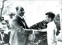 1929 – İstanbul’da bir çocuk tarafından karşılanışı