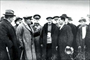 1930 – Edirne’de Kemalköy’de çeltik üreticileriyle. O gün köylülerin Çeltikçi Karabekir’le olan anlaşmazlıklarına çözüm bulmuştur