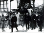 1932 – İstanbul’da bir ziyaret sonrası Âfet İnan’la binadan ayrılırken