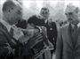 1936 – Mânevî kızı Ülkü Florya’da yakasına çiçek takarken Başbakan İnönü gülümseyerek izliyor