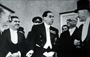 1937 – Hipodrom’da geçit törenini izleyen Romanya Başbakanı Tataresco ve Afganistan Dışişleri Bakanı’yla. Atatürk’ün sağında Başbakan M.Celâl Bayar, karşısında Dışişleri Bakanı Tevfik Rüştü Aras görülmektedir